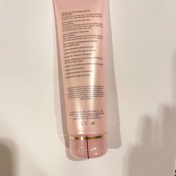 Estée Lauder face wash, dry skin friendly, soft clean. - Picture 2 of 3